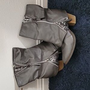 Womans gray leather boots